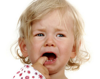 У ребенка болит зуб: причины, первая помощь, лечение