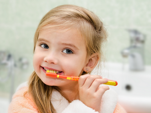Как ухаживать за первыми зубками ребенка?