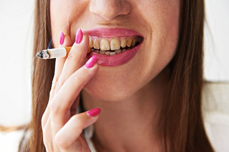 Как курение влияет на полость рта и что с этим делать